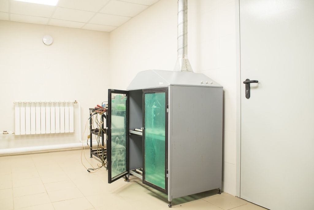 Помещение аккумуляторной оборудовано плиткой и кафелем. Справа &mdash; шкаф для зарядки аккумуляторов