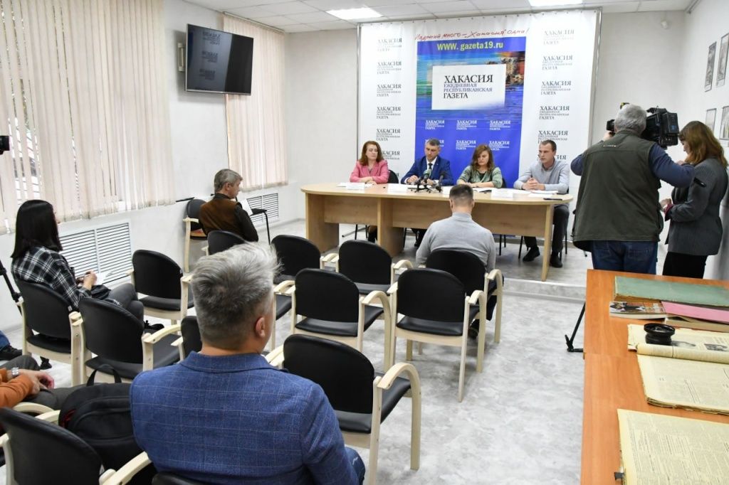 Вопросы специалистам можно задать в любое время отопительного сезона. Фото: С.Побеляев, газета «Хакасия» Вопросы специалистам можно задать в любое время отопительного сезона. Фото: С.Побеляев, газета «Хакасия»