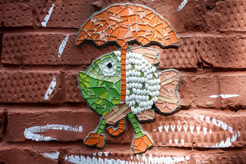 Авторы превратили ЦТП в настоящий арт-объект, замозаили его вкруг. Фото Ростислава Нетисова с сайта &laquo;Новосибирские новости&raquo;