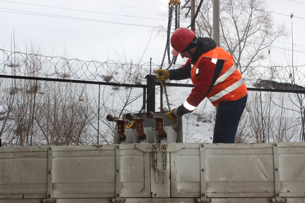 «В любых условиях». Как служба электрохозяйства СГК справляется с выполнением задач при опасных метеоявлениях в Новокузнецке