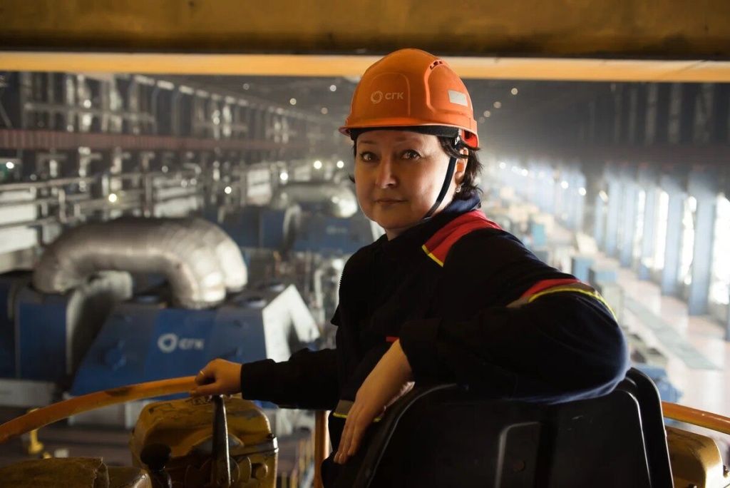 Работать нужно на высоте. И тут как никогда важно искусство коммуникации. И понимать сигналы, которые внизу подает стропальщик