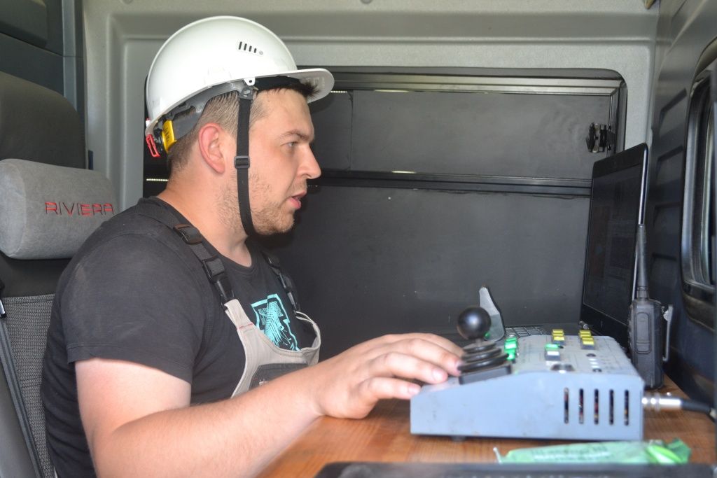 В процессе создания магнитного поля датчики на дефектоскопе анализируют изменения показателей и передают информацию на компьютер