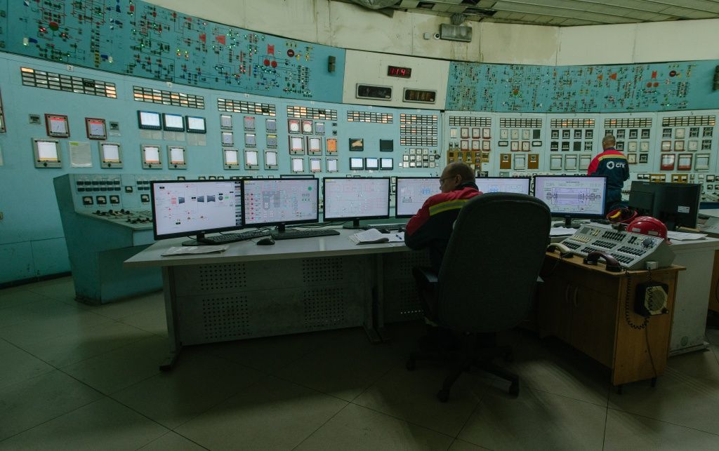 Один из пяти блочных щитов станции