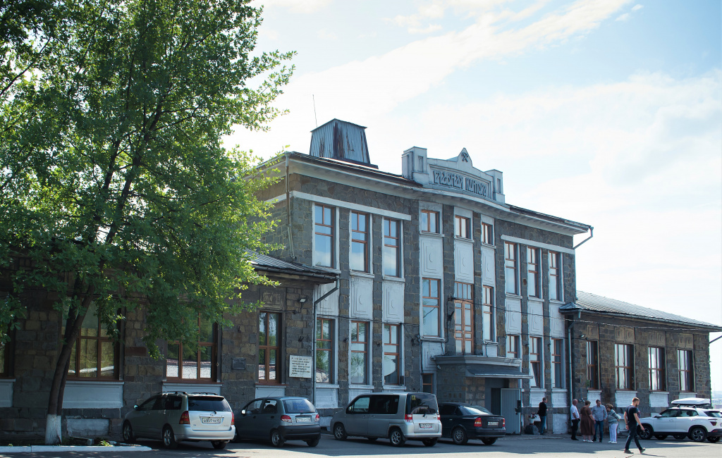 Само здание Главной конторы Копикуза, где находится экспозиция, — уникальный объект. Кстати, а большой козырек над входом раньше использовали как трибуну для митингов