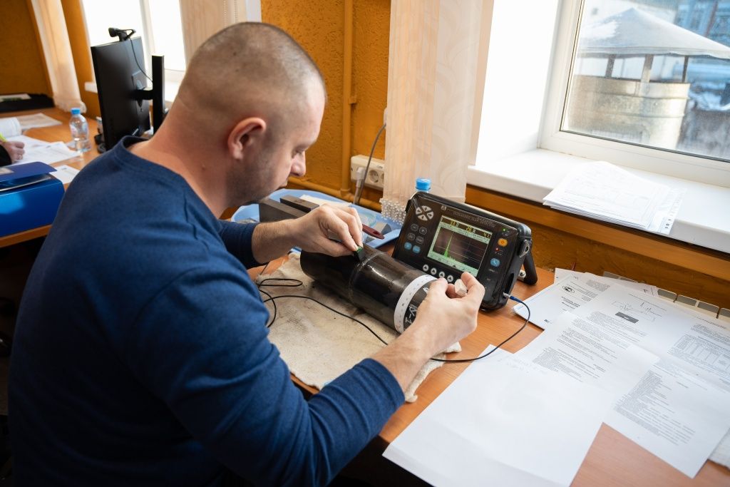 Дефекты, которые необходимо идентифицировать специалистам с помощью прибора, заложены в сварном шве. Это могут быть: поры или их скопления, непровары, трещины