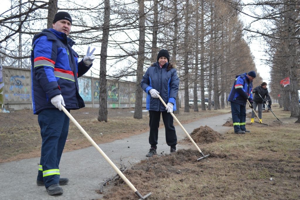 Заместитель директора по корпоративной безопасности Барнаульской ТЭЦ-3 Иван Соловков вместе с коллегами наводил порядок за территорией станции