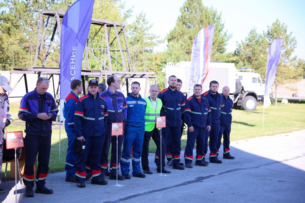 На построении &mdash; машинисты котлов и турбин, инженеры и другие специалисты. Они готовы прийти на помощь профессионалам при разливах топлива, взрывах, разрушениях зданий