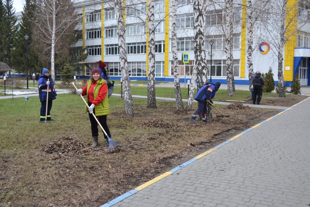 На субботник с удовольствием выходят сотрудники всех подразделений Барнаульской ТЭЦ-3 и исполнительного аппарата &laquo;СГК-Алтай&raquo; 