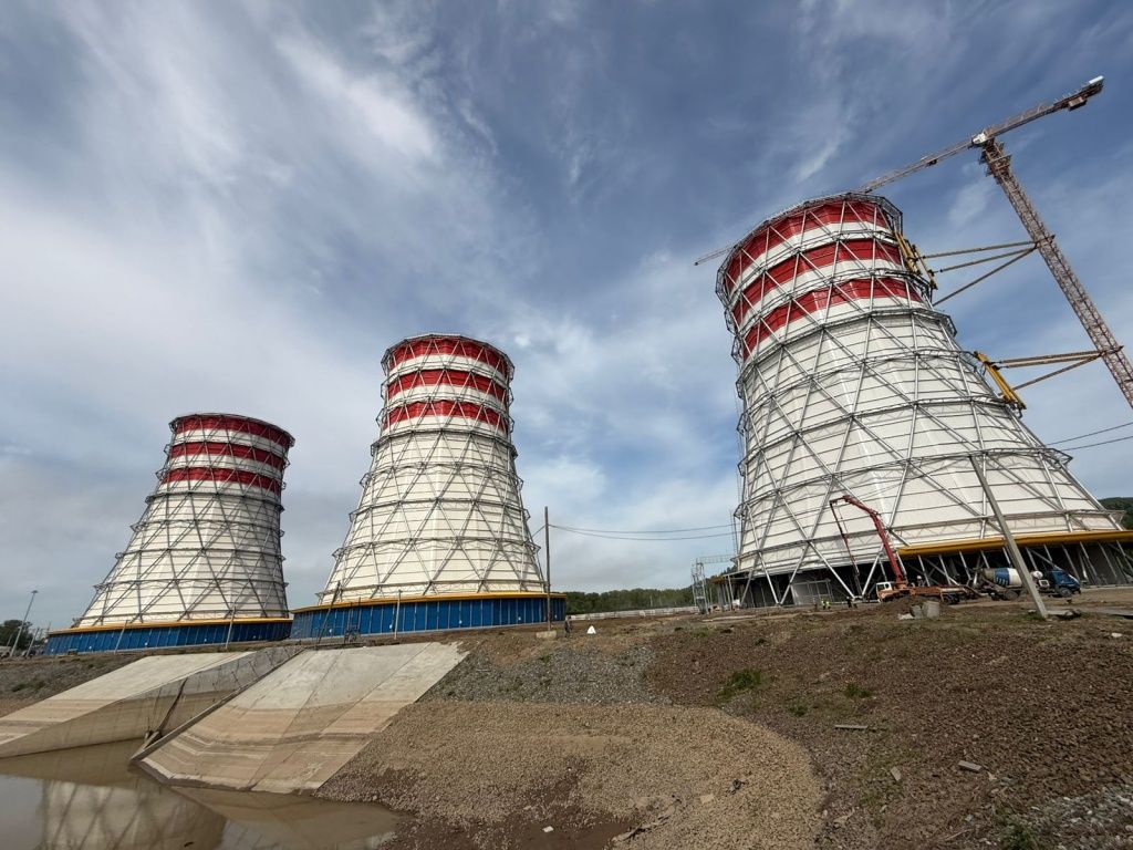 Отводящий канал пока не наполнен, но к приему воды полностью готов 