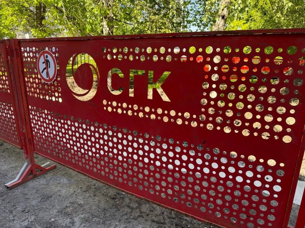 На время перекладки участок тщательно огорожен 
