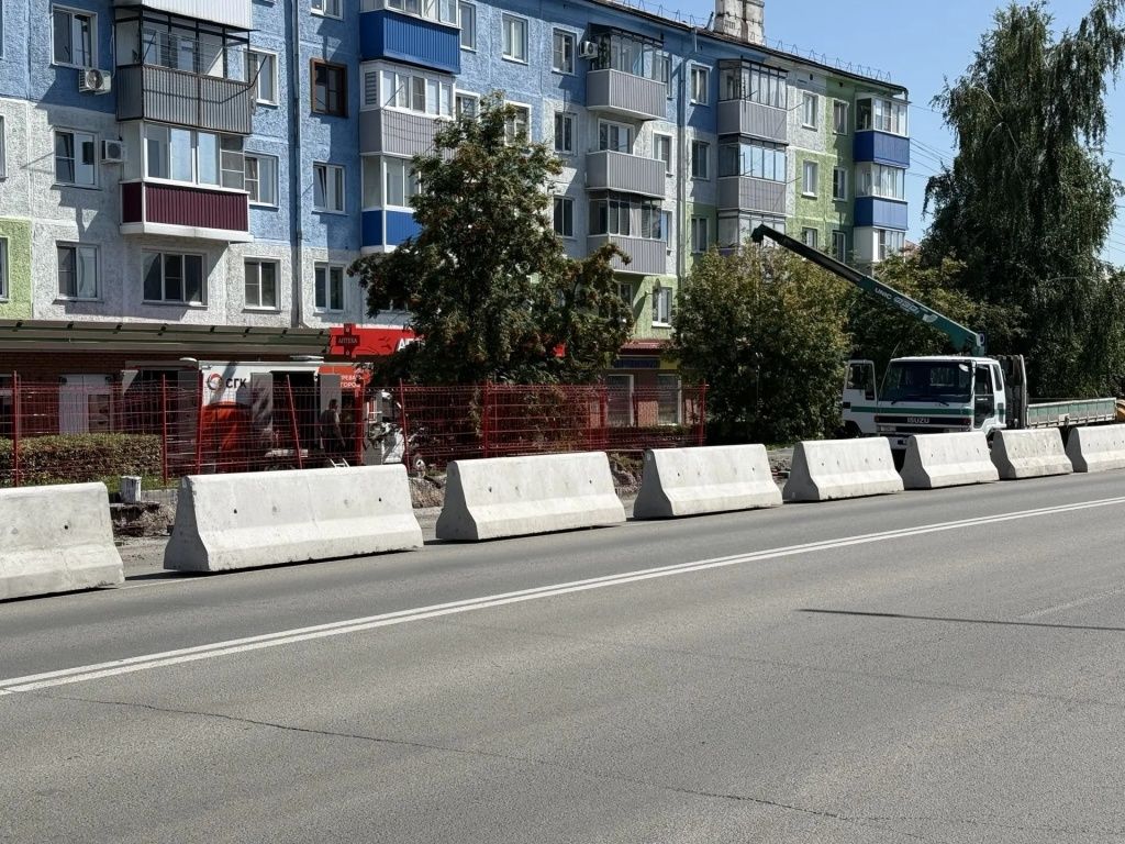 На улице Октябрьской в Белове также завершаются работы по замене изношенного участка теплосети 
