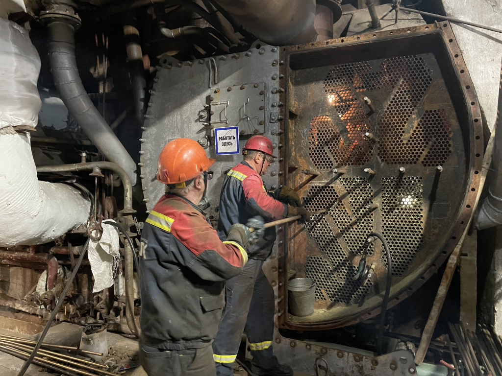 В каждое из этих отверстий будет вмонтирована трубка, через которую будет идти охлаждающая вода для конденсации отработавшего в турбине пара. В работах задействованы 7 слесарей