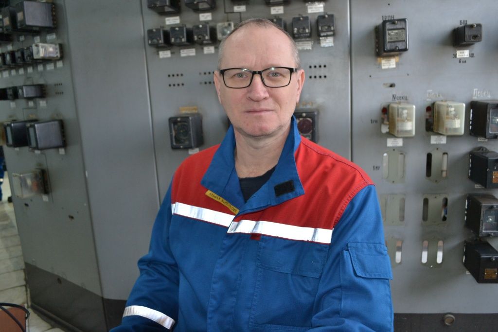 Электромонтёр по ремонту и обслуживанию релейной защиты и автоматики электротехнической лаборатории Барнаульской ТЭЦ-2 Олег Шмерт