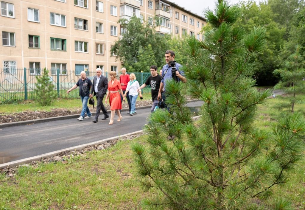 С ходом работ по озеленению ознакомился глава администрации Кировского района Андрей Выходцев