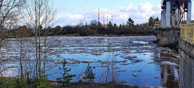 Весенний Чулым и плотина Назаровской ГРЭС (справа). Ледоход в 2019 году