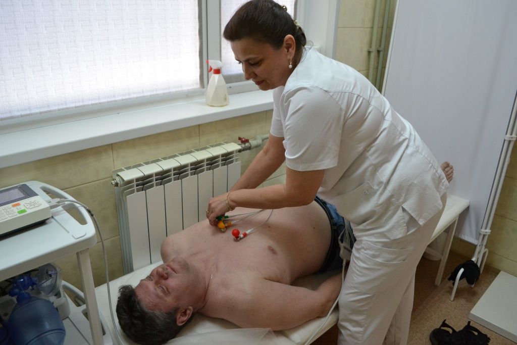 Заведующая здравпунктом БТСК Татьяна Борисенко проводит ЭКГ