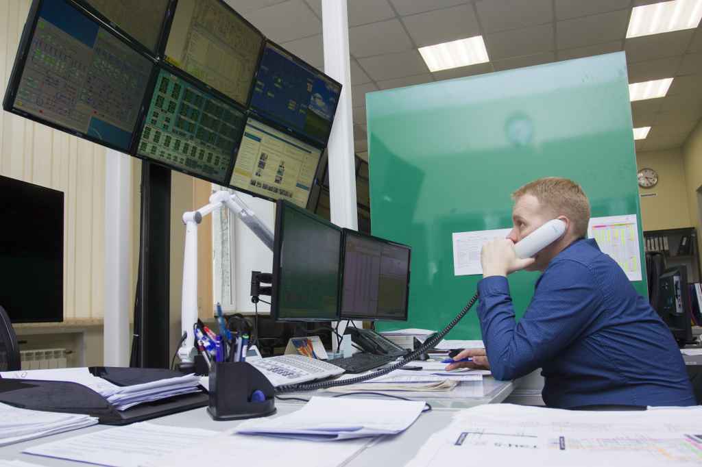 Специалист теплосетей наблюдает за режимом подачи теплоносителя в разных районах Новосибирска