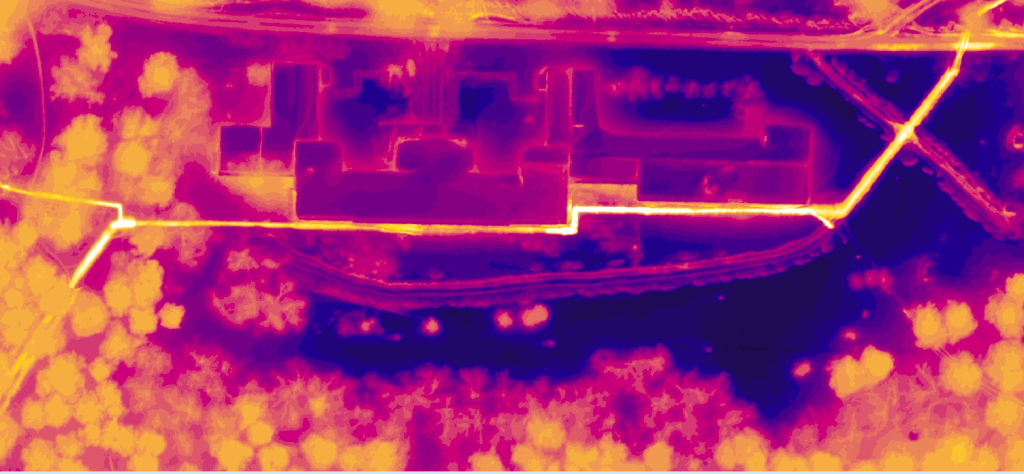 Изображение локального теплоисточника, полученное с помощью тепловизора на платформе БПЛА. С помощью этого снимка энергетики определили самые проблемные участки теплосети котельной и заменили их во время ремонтной кампании