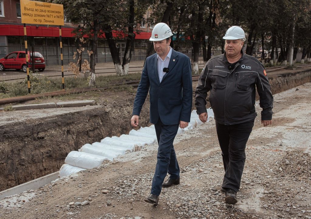 Все участки перекладки тепловых сетей тщательно огорожены, но для главы города сделали исключение Все участки перекладки тепловых сетей тщательно огорожены, но для главы города сделали исключение