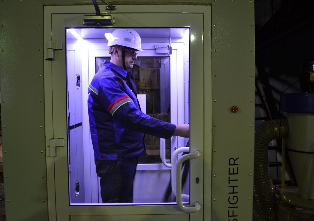 При входе в обдувочный шлюз человек подвергается направленному обдуву, который удаляет загрязнители