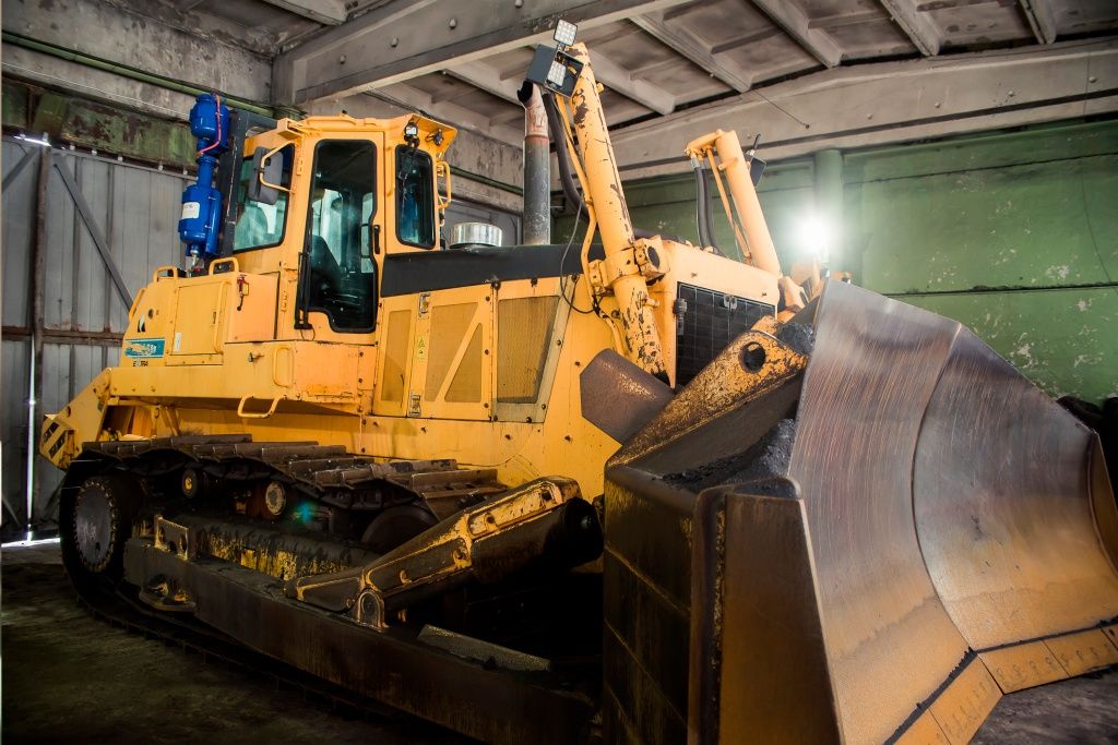 Новая система пожаротушения (ее элемент, синюю емкость, видно слева на кабине) была установлена на всех четырех бульдозерах электростанции