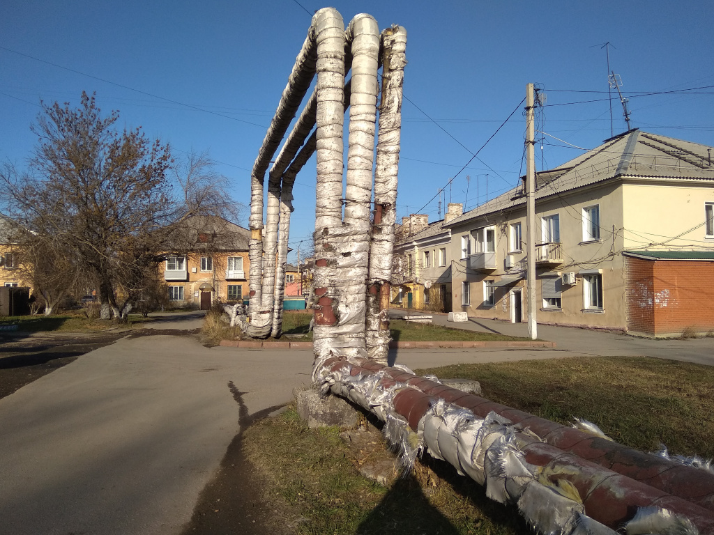 Изношенный участок квартальной теплосети в городе Белово