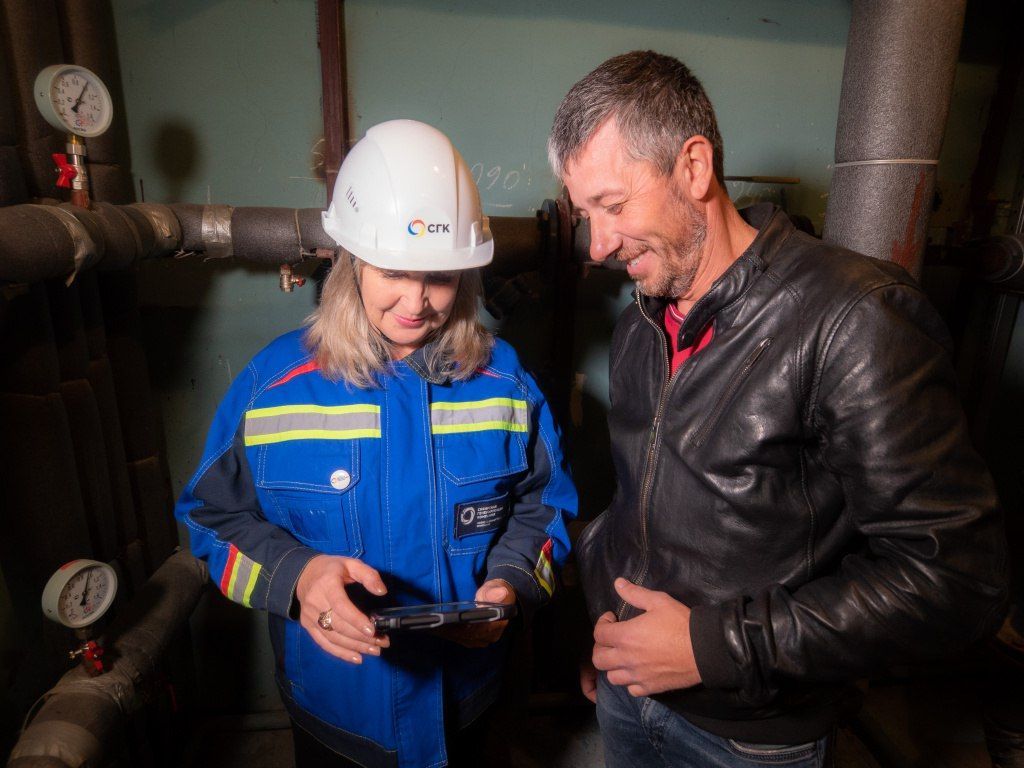 Тепловой инспектор Новосибирской теплосетевой компании проверяет готовность дома к зиме