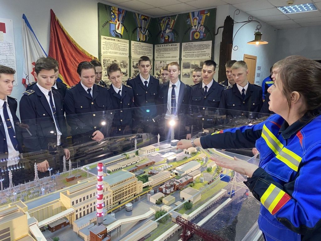 Управляющая музеем Юлия Стукова проводит экскурсию для студентов Новосибирского колледжа транспортных технологий