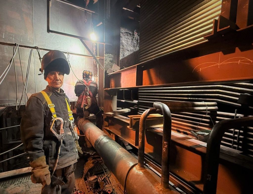 Больше всего на площадке &mdash; сварщиков 