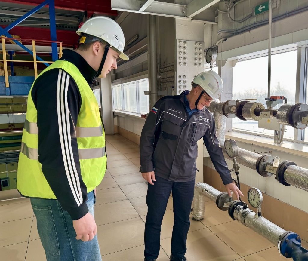 Самый активный участник экскурсии &mdash; Глеб Красилов. Он задал больше всех вопросов Сергею Замышляеву