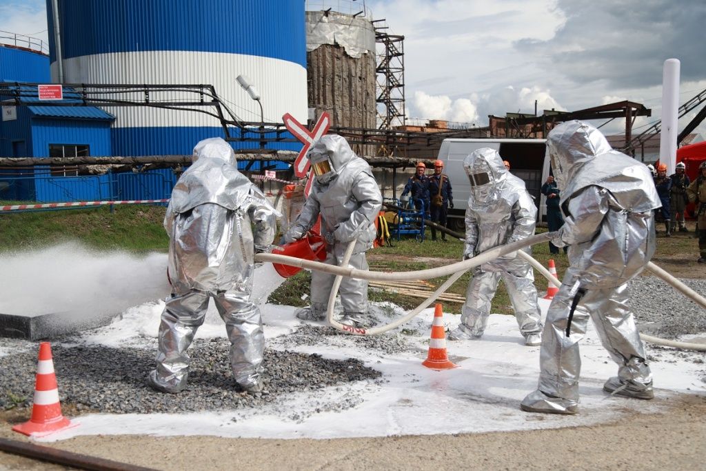 Пожарный расчет тушит возгорание и обрабатывает территорию пеной