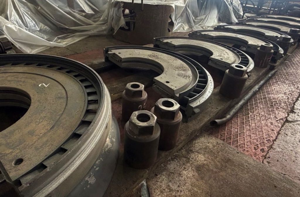 При разборе все детали аккуратно размещаются на площадке и нумеруются При разборе все детали аккуратно размещаются на площадке и нумеруются