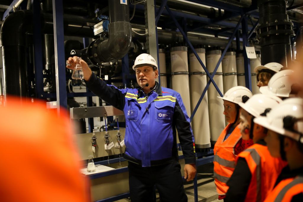 Начальник химического цеха Беловской ГРЭС Эдуард Николаев рассказывает жителям Белово о процессе подготовки воды для теплосети