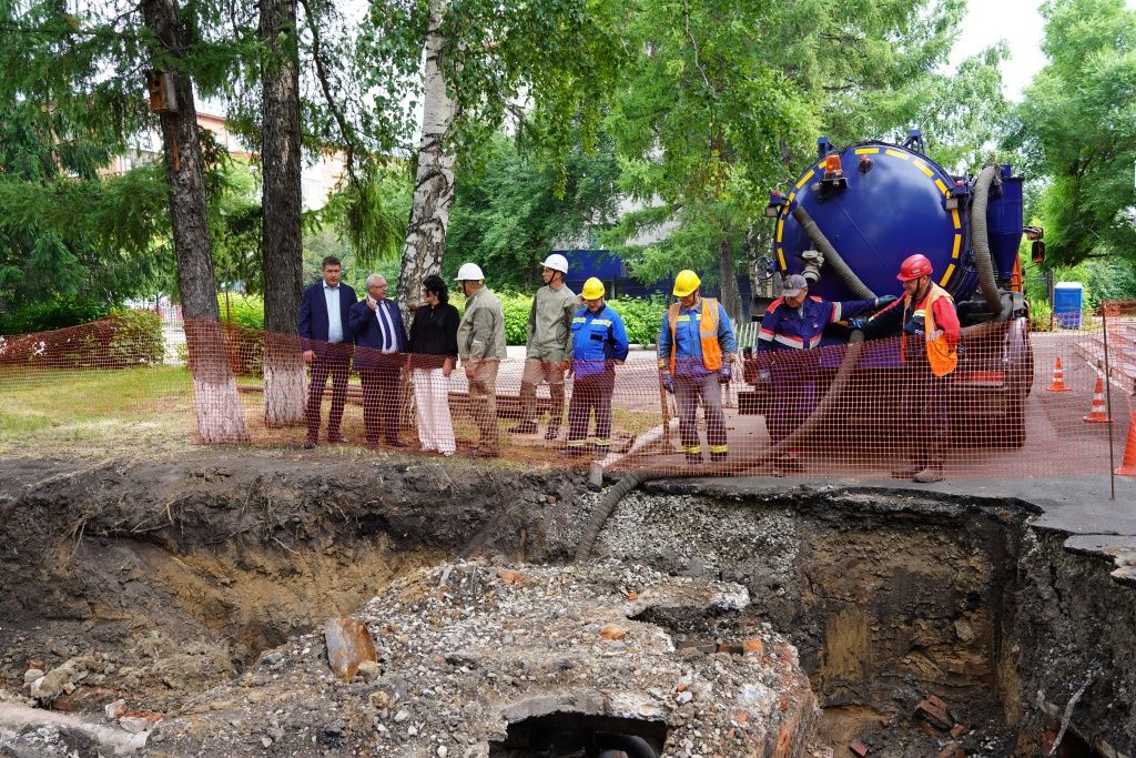 Ремонт коммуникаций всегда начинается с демонтажа старых труб, расчистки канала 