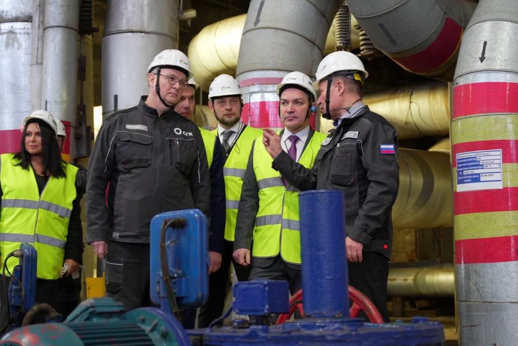 На фото &mdash; слева направо: генеральный директор &laquo;СГК &ndash; Новосибирск&raquo; Дмитрий Перязев, глава администрации Октябрьского района Новосибирска Дмитрий Колпаков, мэр Новосибирска Максим Кудрявцев, директор Новосибирской ТЭЦ-5 Олег Зыков 