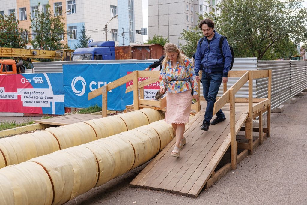 Через массивный временный трубопровод организован переход 