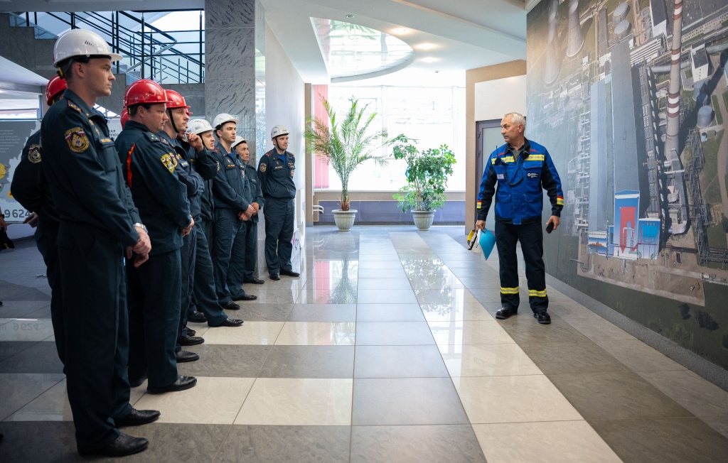 Вадим Ромашов, начальник Пожарной части № 33 (на фото &mdash; справа) знакомит участников учений с устройством станции