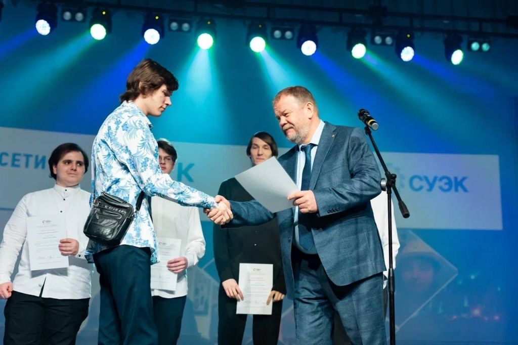  Директор Назаровской ГРЭС Дмитрий Морозов вручает выпускнику сертификат на трудоустройство