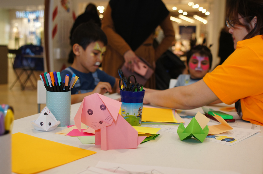 На мастер-классах участников учили делать оригами — фигурки собак и кошек.