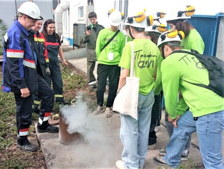 Кислородная станция производит необходимые для ГРЭС кислород и азот. А школьникам это важное подразделение, наверное, напоминает программу с физическими опытами. Вот так эффектно в жару выглядит емкость с азотом