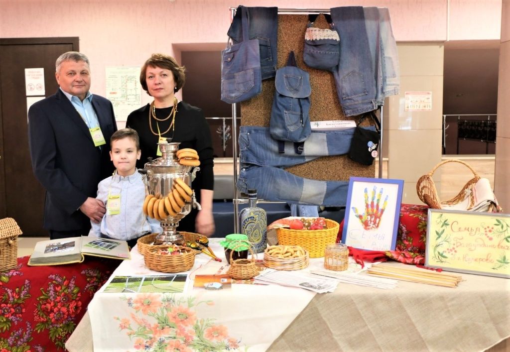 Вещи, которые вышли из употребления, можно с пользой направить на другие цели, при этом не покупать множества лишних товаров. Например, из старых джинсов получаются отличные сумки-шопперы