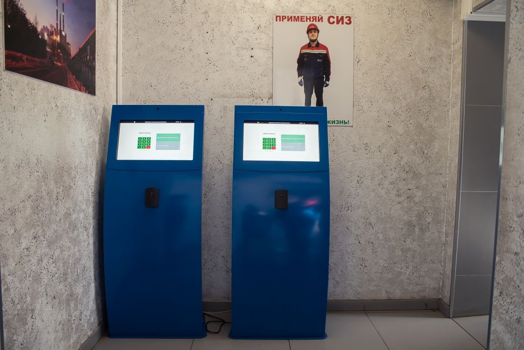 Информационные киоски расположены в двух разных переходах, ведущих в производственные цеха. Всего таких киосков четыре