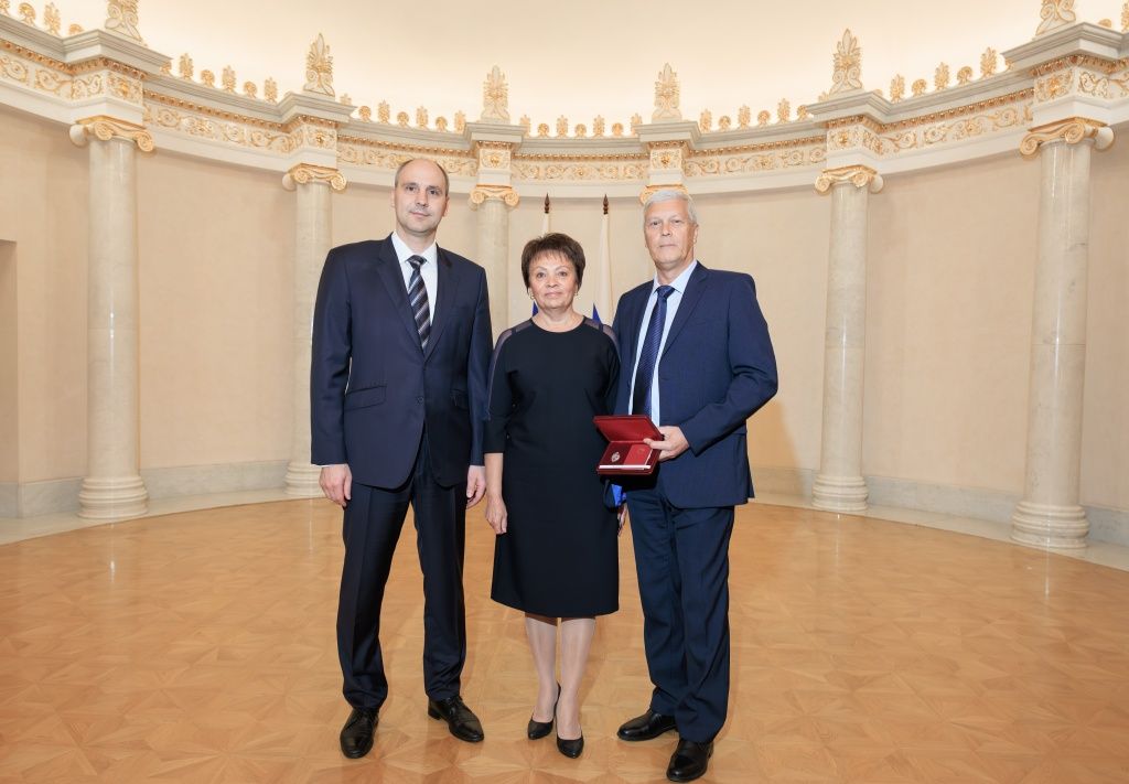 Торжественный момент Павел Бебенин разделил со своей супругой, которая тоже долгие годы проработала на Рефтинской ГРЭС Торжественный момент Павел Бебенин разделил со своей супругой, которая тоже долгие годы проработала на Рефтинской ГРЭС