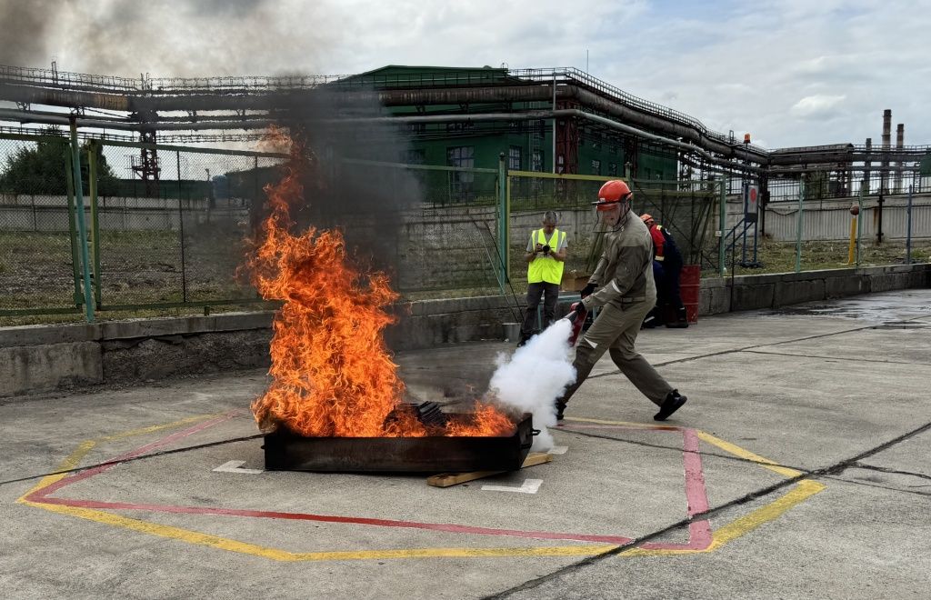 Эстафета состоит из множества этапов, но зрелищнее всего, конечно, ликвидация условных возгораний: тушение электродвигателя, маслобака, электрической сборки и электрического шкафа.