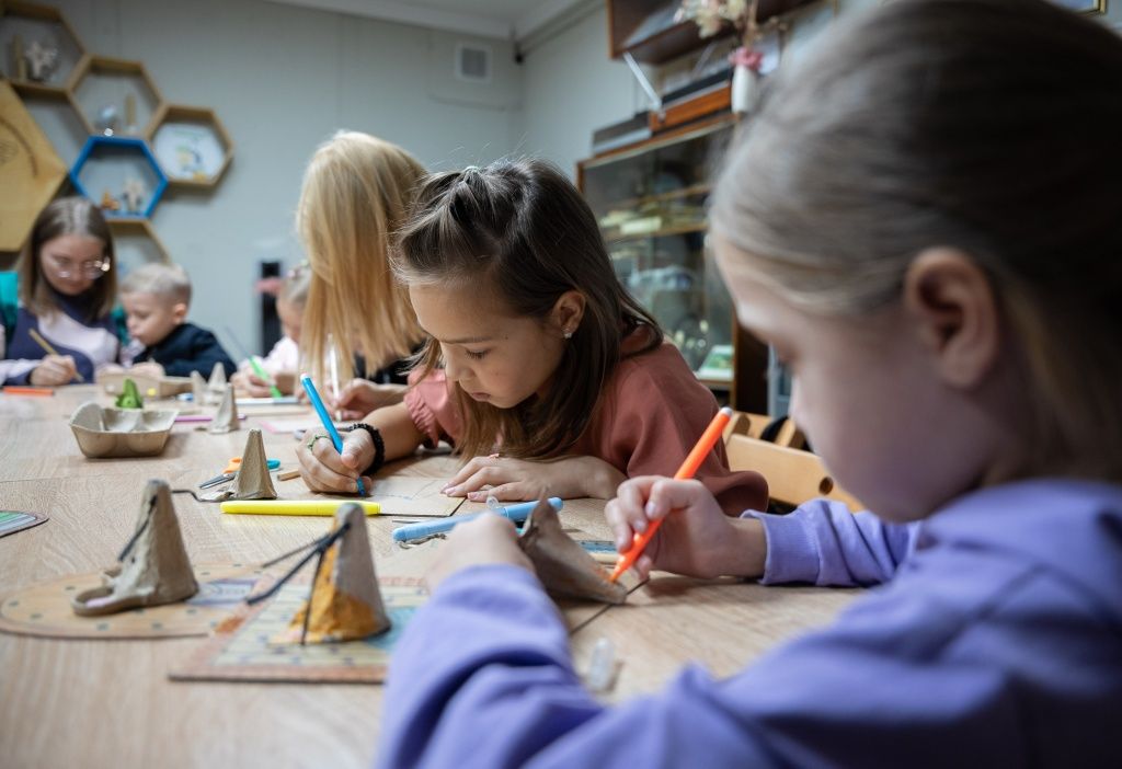 После лекции прошел мастер-класс по сортировке и переработке отходов. А под руководством преподавателя по мусорному моделированию взрослые и дети научились делать простые вещи &mdash; папье-маше из упаковки от яиц