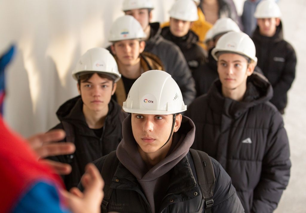 С интересом студенты слушали о работе цехов, задавали интересующие их вопросы