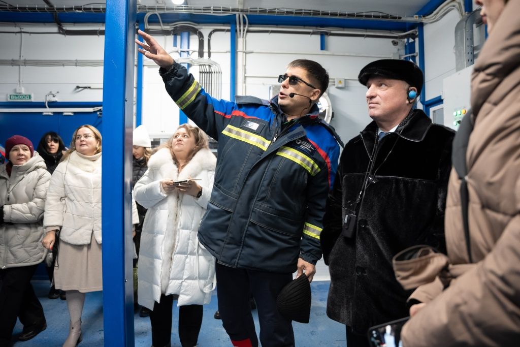Андрей Бабенков и представители общественного совета при Минприроды Новосибирской области на площадке насосной станции 