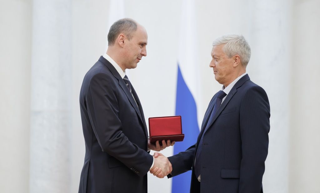 Награду Павлу Бебенину вручает губернатор Свердловской области Денис Паслер Награду Павлу Бебенину вручает губернатор Свердловской области Денис Паслер