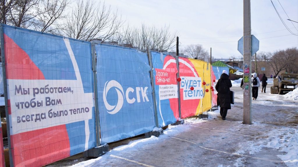 Территория ремонтных работ по улице Промышленная огорожена защитными конструкциями, на которых размещены баннеры с символикой СГК и сигнальное освещение объекта