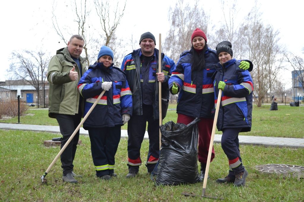 Общее руководство субботником взял на себя начальник административно-хозяйственного управления &laquo;СГК-Алтай&raquo; Вячеслав Шестернин